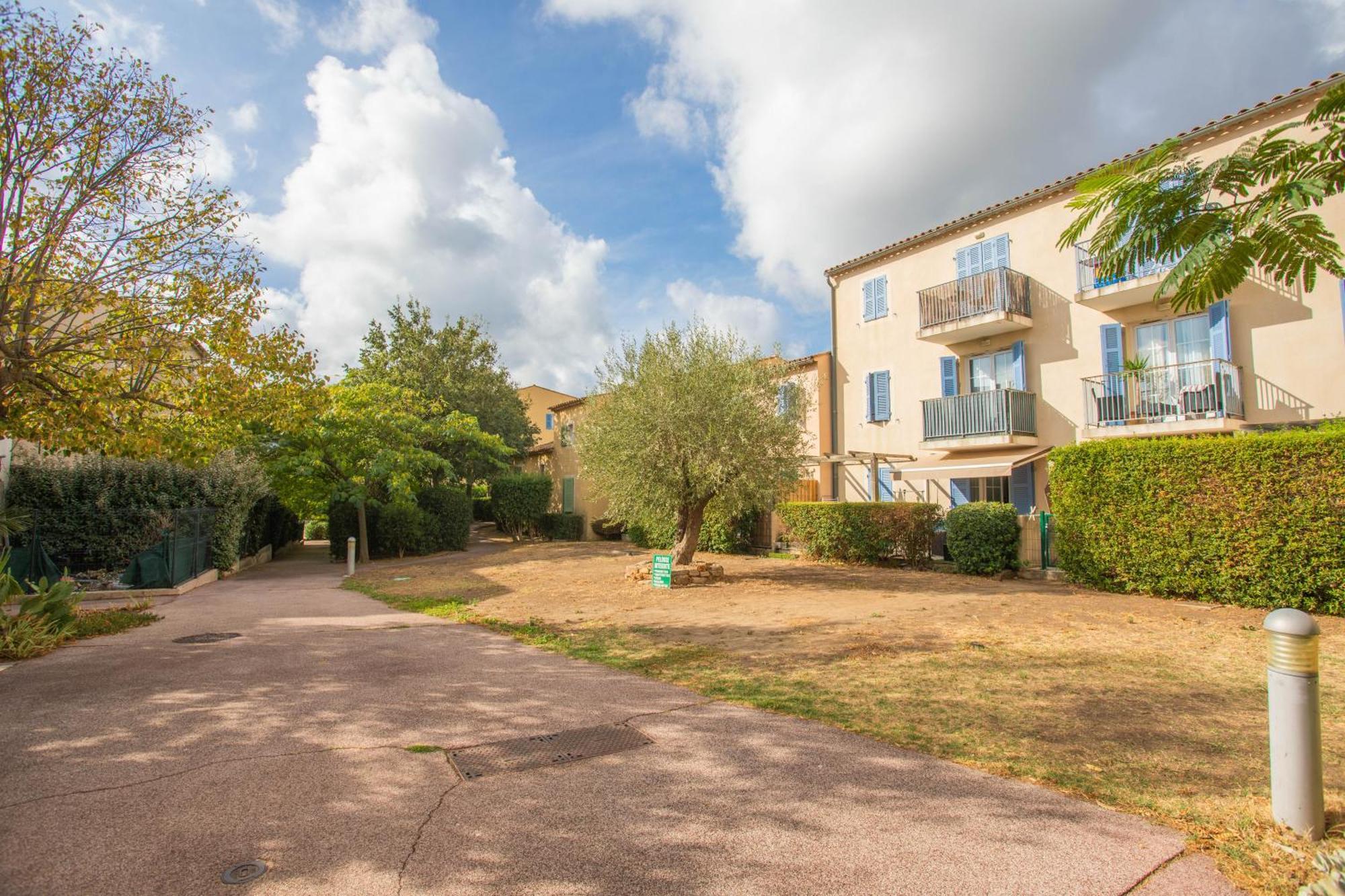 Appartement Le Plan de La Tour Bagian luar foto